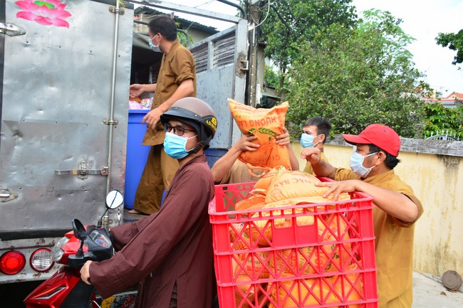 Continuing to support people in need in the Covid-19 pandemic of Hoang Phap Pagoda (series 4)